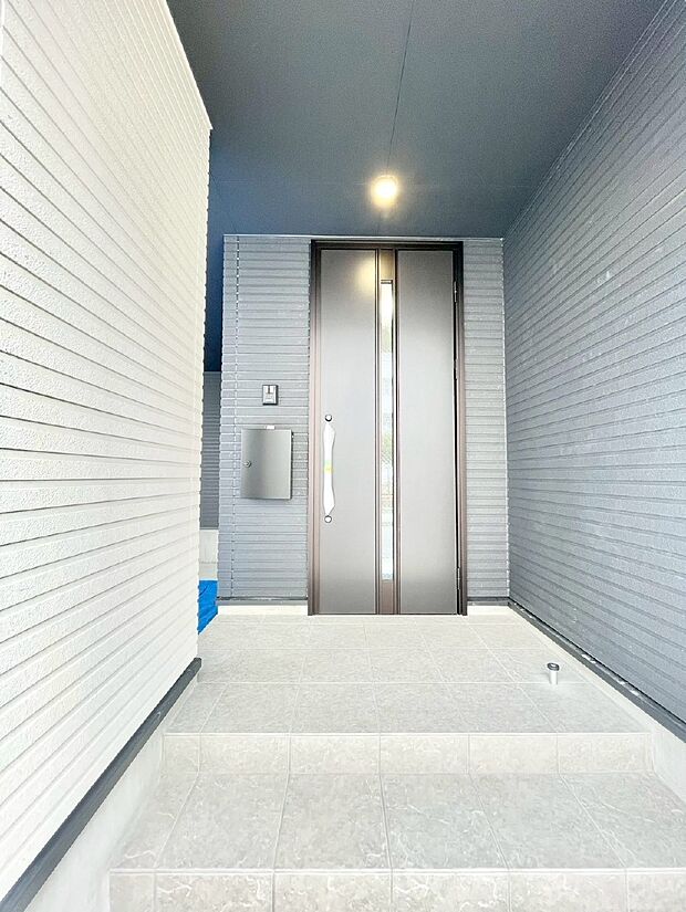 大切な家族、来客を出迎える玄関。玄関前は屋根付きで雨が降っていても濡れにくいです。