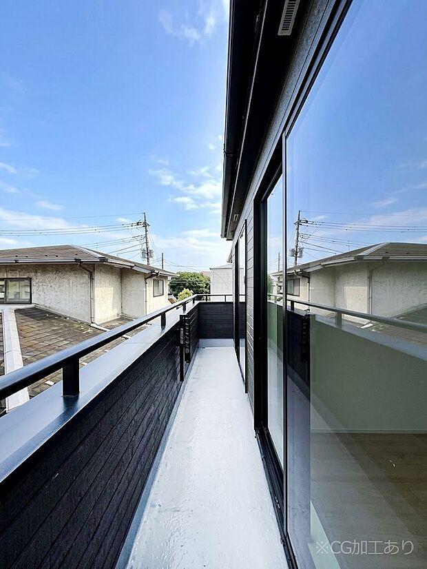 暖かな陽光が降り注ぐバルコニーはお洗濯におすすめ。爽やかな風も心地よいです。 