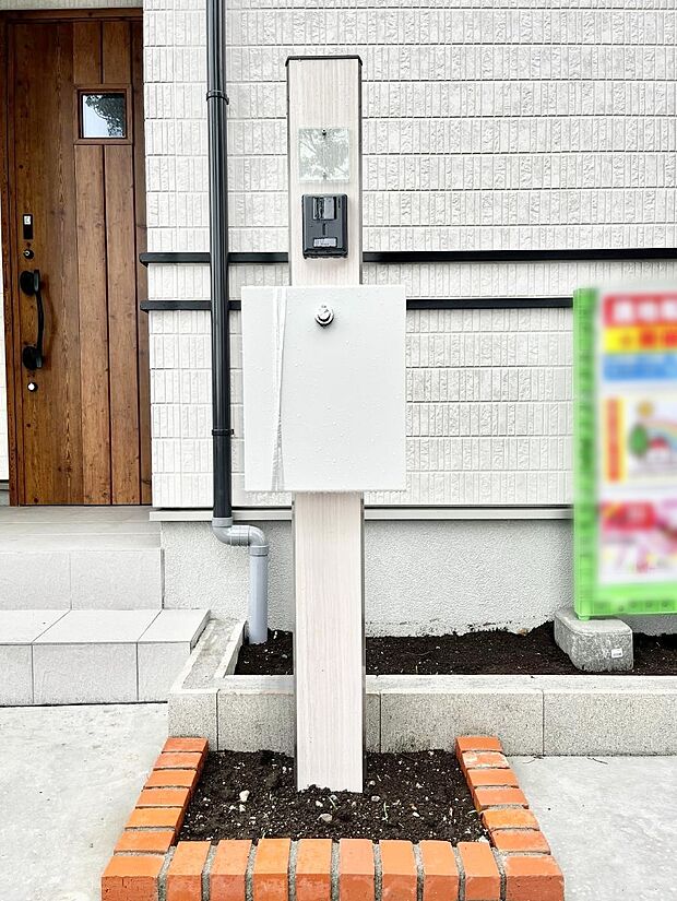 表札・インターホン・ポストをひとつに集約。エントランスになじむシンプルデザイン。