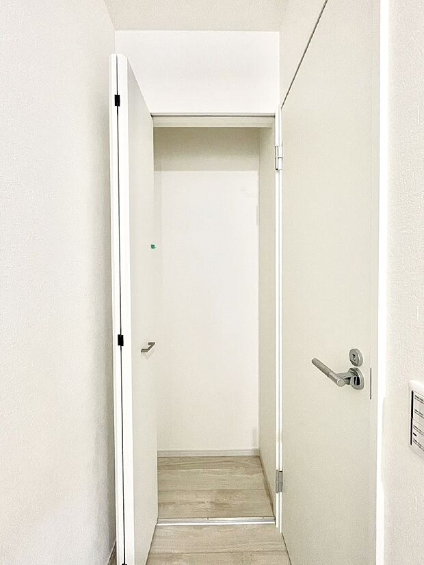 玄関ホール収納です。掃除道具やお出かけ用グッズの収納に便利です。