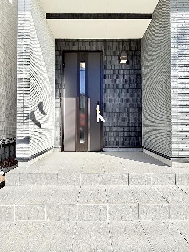 大切な家族、来客を出迎える玄関。