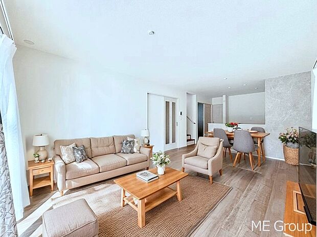 ご家族の賑やかな話し声で包まれる明るいリビング ※家具はCGです