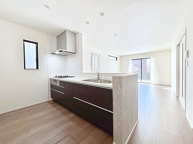 リビングで遊ぶお子様を見守りながらお料理ができる対面キッチン。  