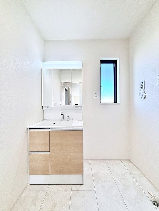 小窓がついているので湿気の多い場所でも換気ができ快適です。毎日の身支度を気持ち良く行えますね。