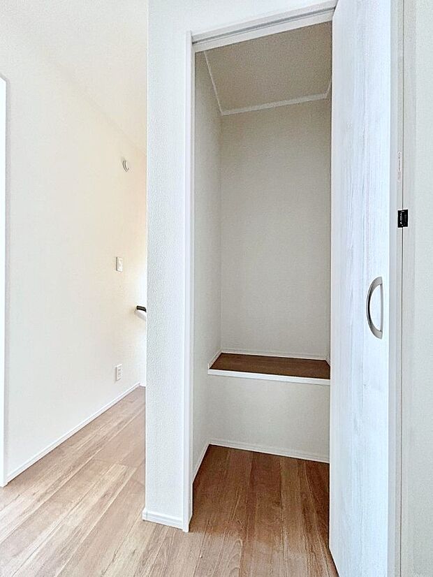 廊下収納。掃除道具や季節の小物を収納することができます。