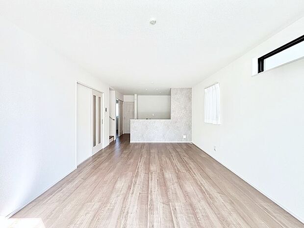 家族の笑顔が自然と生まれてくる、そんな雰囲気のダイニングに仕上がっています。