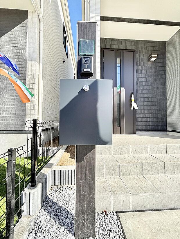 表札・インターホン・ポストをひとつに集約。エントランスになじむシンプルデザイン。