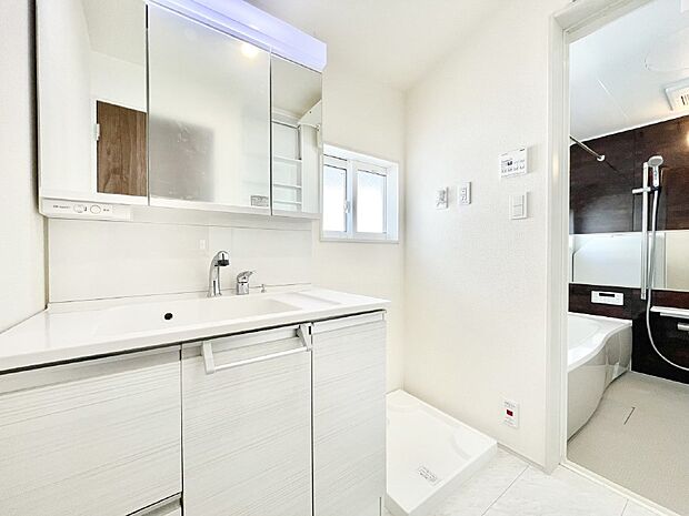 清潔感のある快適空間です。毎日の身支度も気持ち良くお使い頂けます。