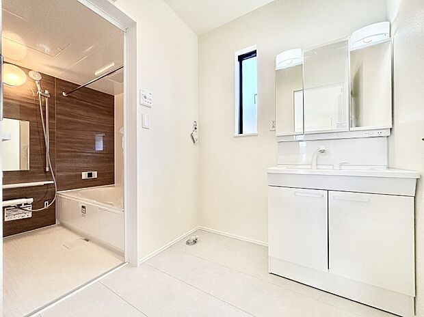 清潔感のある快適空間です。毎日の身支度も気持ち良くお使い頂けます。