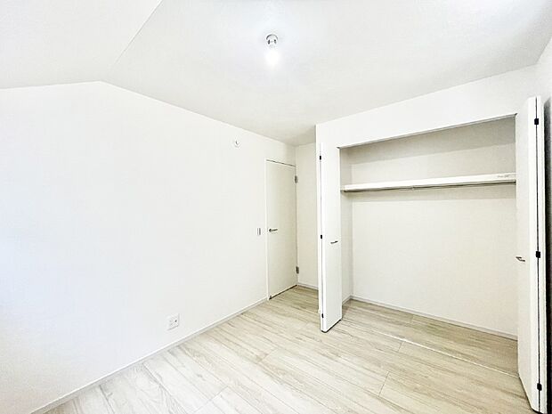 お子さまのお部屋としても!衣類の整理整頓に便利なクローゼット付きの洋室。