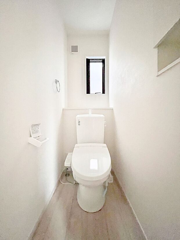 明るく清潔感のあるトイレです。 