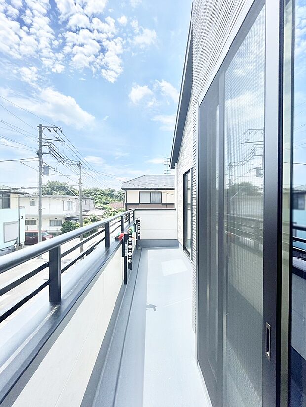 暖かな陽光が降り注ぐバルコニーはお洗濯におすすめ。爽やかな風も心地よいです。