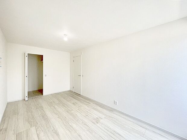 大容量の収納力が嬉しいWIC付きのお部屋でゆったりリラックスタイム!