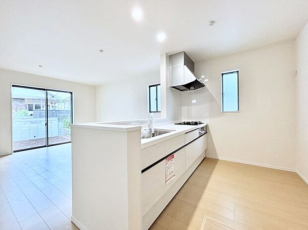 リビングで遊ぶお子様を見守りながらお料理ができる対面キッチン。