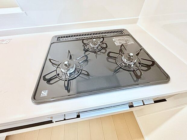 ガスコンロはSiセンサー搭載。火力調節や焦げ付き・消し忘れも防いでくれます。