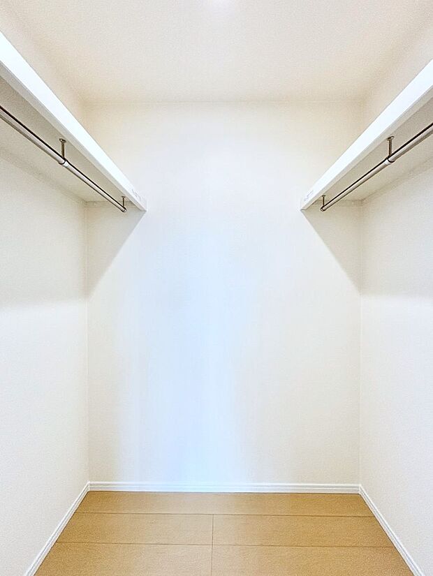 衣類をハンガーに掛けたまま収納できるWIC。衣類の整理整頓がしやすくて便利です!