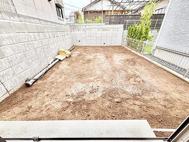 家族で楽しめる庭付きです。ガーデニングや物置を置いたり、お子様がいらっしゃるご家庭ではプールなど使い方はさまざまです。