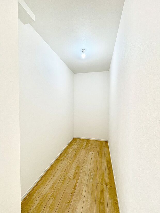 ウォークインクローゼット付きで生活空間を広く利用できます。