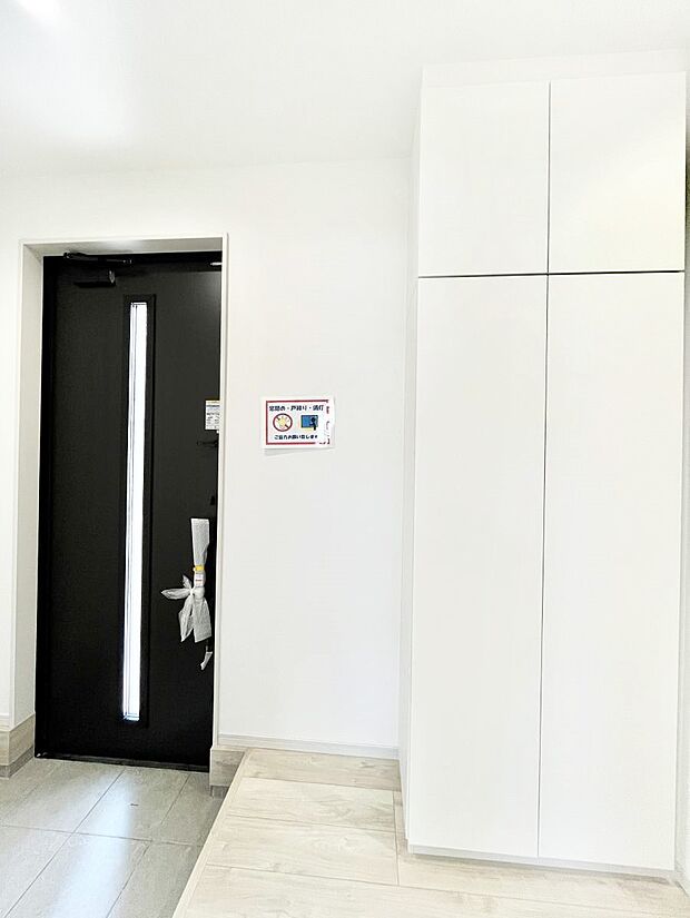 明るい玄関はお客様をお出迎えするのにぴったりです!