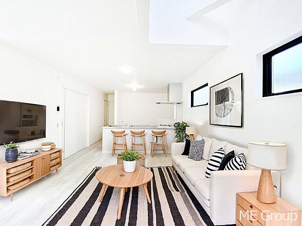 家族の和やかな会話が聞こえてきそう。開放感のあるリビングです。※家具はCGです