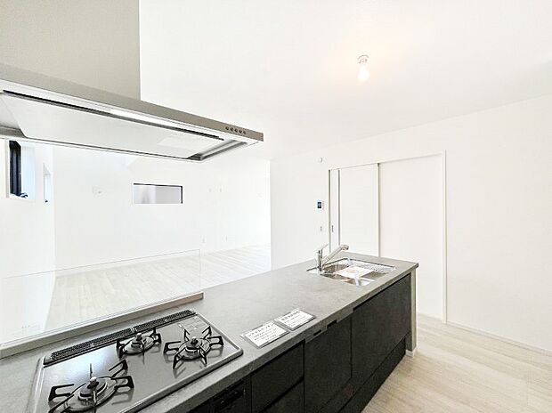 リビングで遊ぶお子様を見守りながらお料理ができる対面キッチン。