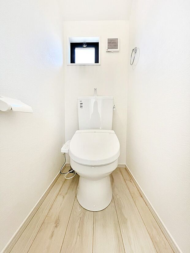 明るく清潔感のあるトイレです。 