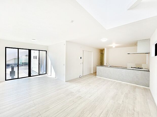 明るい陽光が注ぎ、寛ぎの雰囲気に満たされるダイニング。   