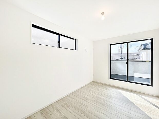 バルコニーが開放感をプラスしてくれる洋室