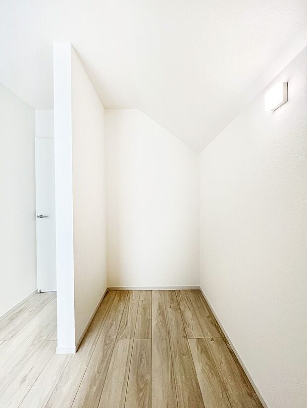 ウォークインクローゼット付きで生活空間を広く利用できます。