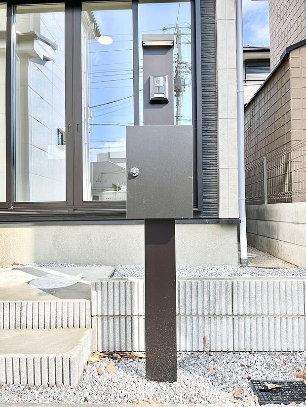 シンプルデザインのポスト。