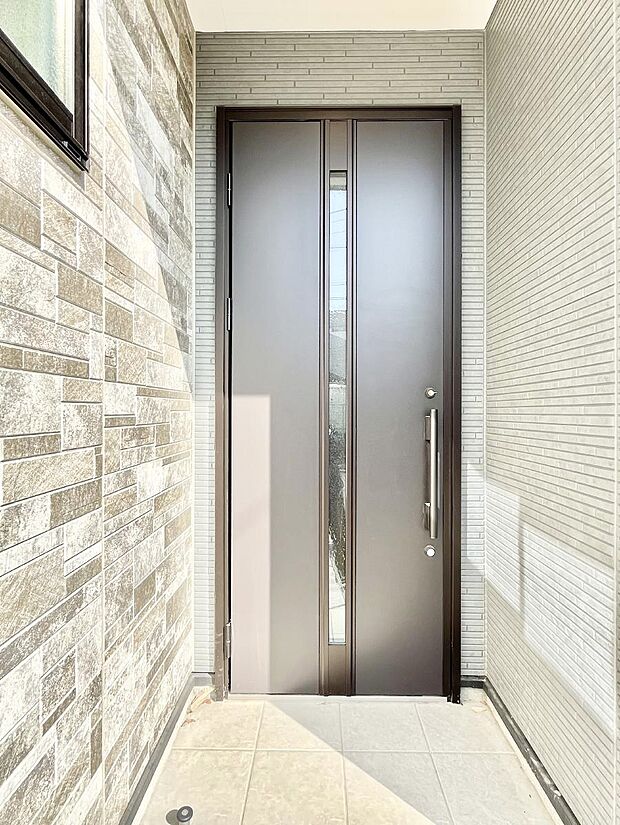 玄関前は雨が降っても濡れにくい屋根付き