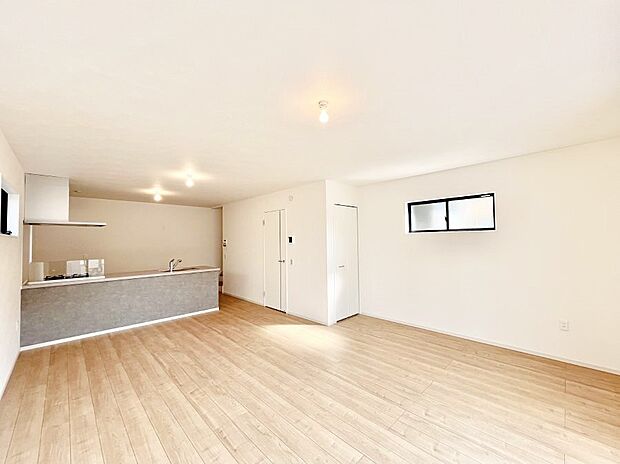 明るい陽光が注ぎ、寛ぎの雰囲気に満たされるリビング・ダイニング。