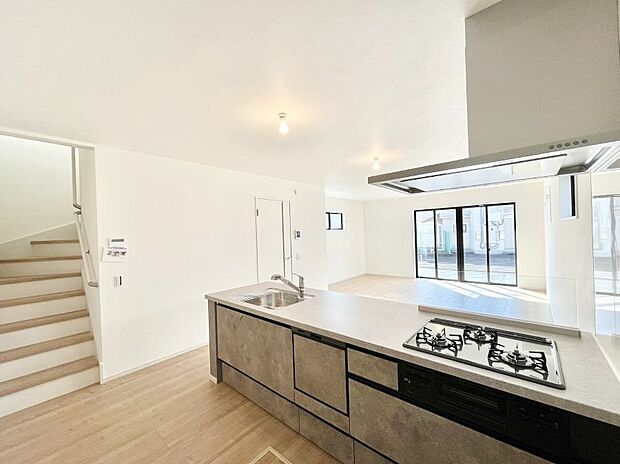 料理をしながらでもご家族との会話を楽しめる対面キッチン　