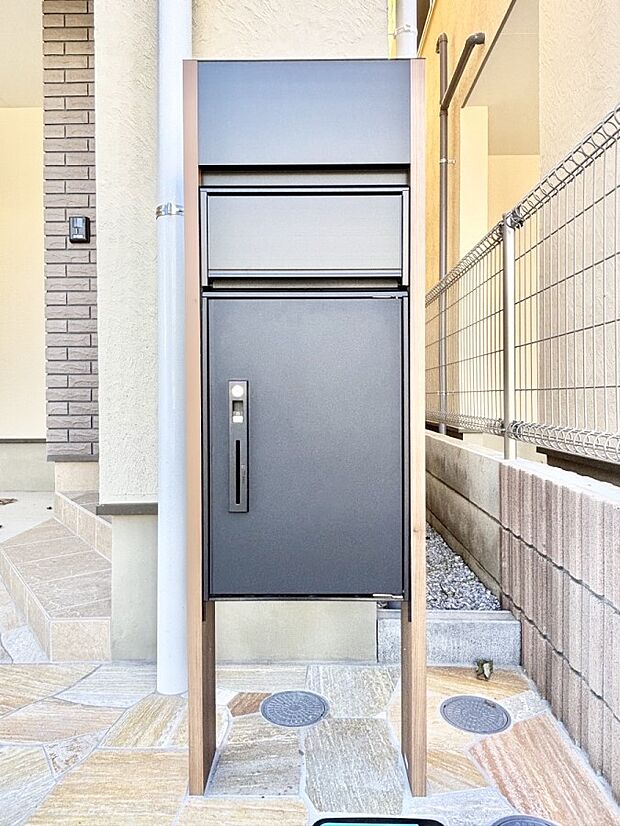 表札・インターホン・ポスト・宅配BOXをひとつに集約。エントランスになじむシンプルデザイン。