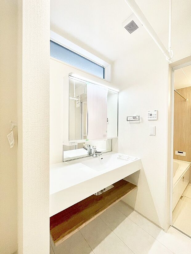 清潔感のある快適空間です。毎日の身支度も気持ち良くお使い頂けます。