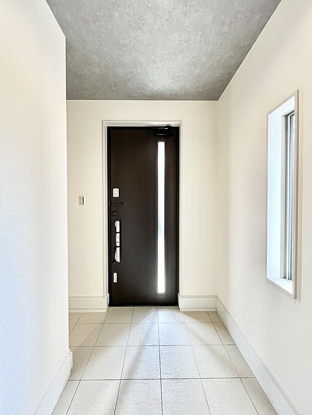 明るい玄関はお客様をお出迎えするのにぴったりです！ 