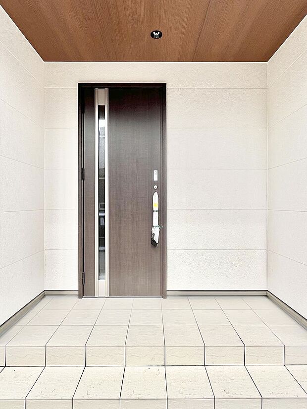 大切な家族、来客を出迎える玄関。