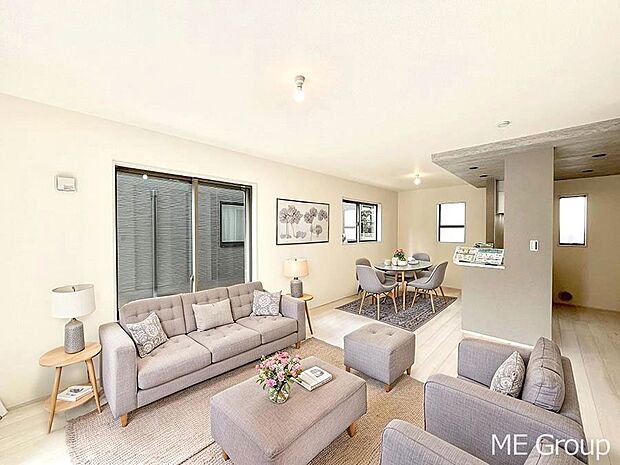 ご家族の賑やかな話し声で包まれる明るいリビング  ※家具はCGです