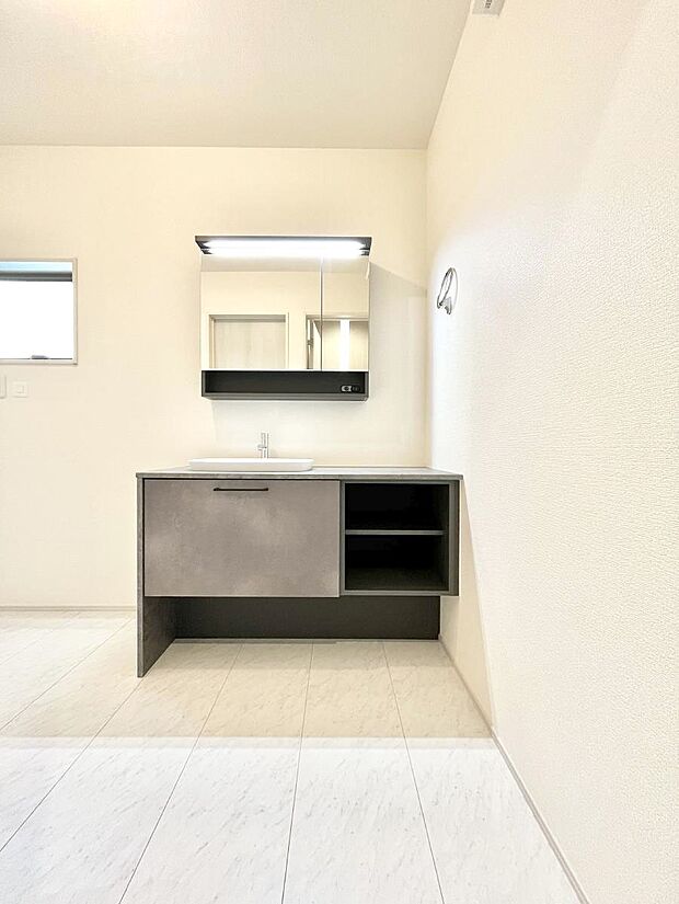 ゆとりの洗面スペースで朝の身支度もスムーズに