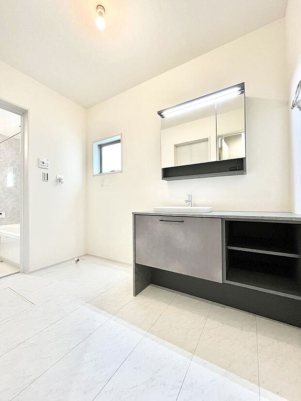 清潔感のある快適空間です。毎日の身支度も気持ち良くお使い頂けます。 