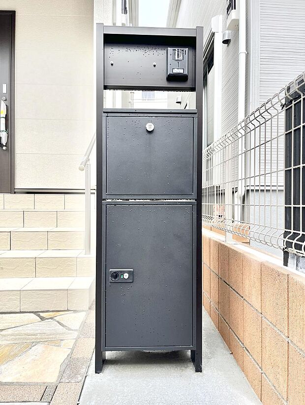 シンプルデザインのポスト。