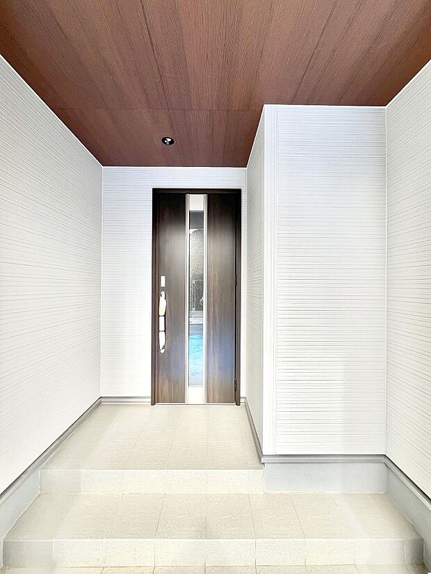 大切な家族、来客を出迎える玄関。