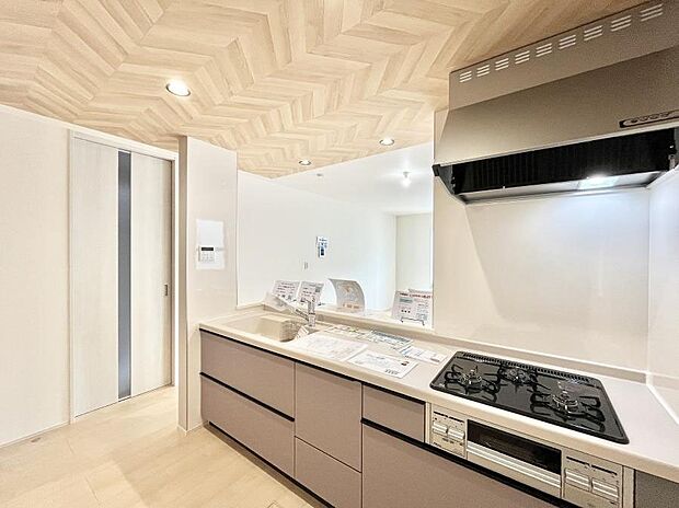 料理をしながらでもご家族との会話を楽しめる対面キッチン