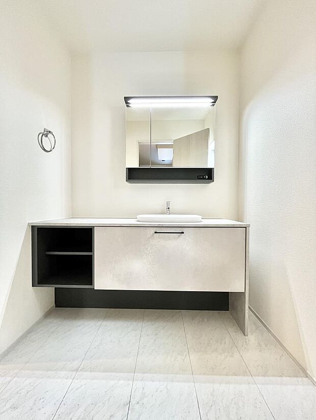 ゆとりの洗面スペースで朝の身支度もスムーズに