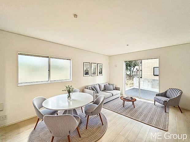 ご家族の賑やかな話し声で包まれる明るいリビング ※家具はCGです