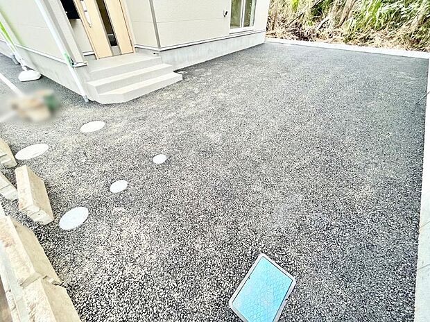 駐車2台可能!急なお客様の駐車に。また、ご家族の自転車スペースとしても大活躍。