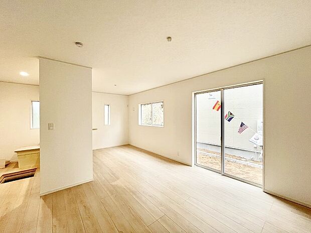 明るい陽光が注ぎ、寛ぎの雰囲気に満たされるリビング・ダイニング。