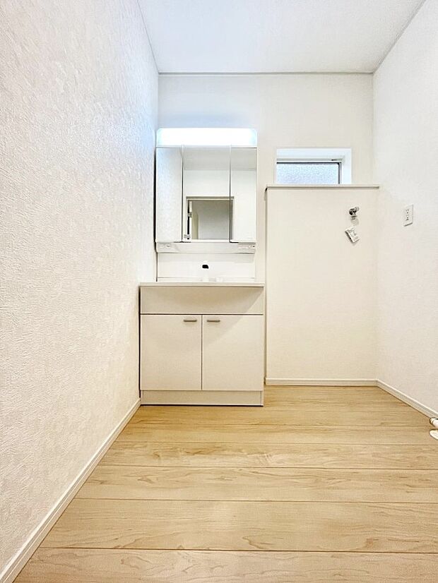 三面鏡キャビネット・シャワー付き洗面化粧台で忙しい朝の身支度もスムーズに!