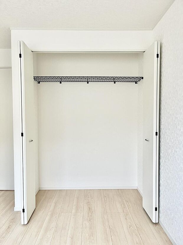 洋室のクローゼット。奥行きがあるので厚手の衣類もすっきり収まります。