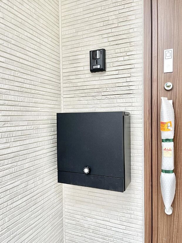 表札・インターホン・ポストをひとつに集約。エントランスになじむシンプルデザイン。